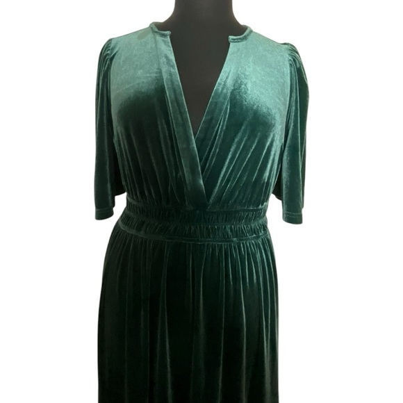 Faeriesty Elegant Green Velvet Maxi Tiered A Line Plus Size Dress - Picture 7 of 16